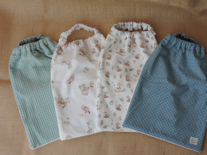 Bavoir réversible éponge écru et coton à motif - Personnalisable