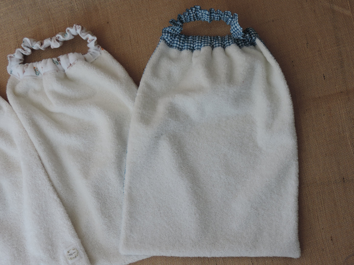 Bavoir réversible éponge écru et coton à motif - Personnalisable