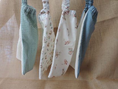 Bavoir réversible éponge écru et coton à motif - Personnalisable