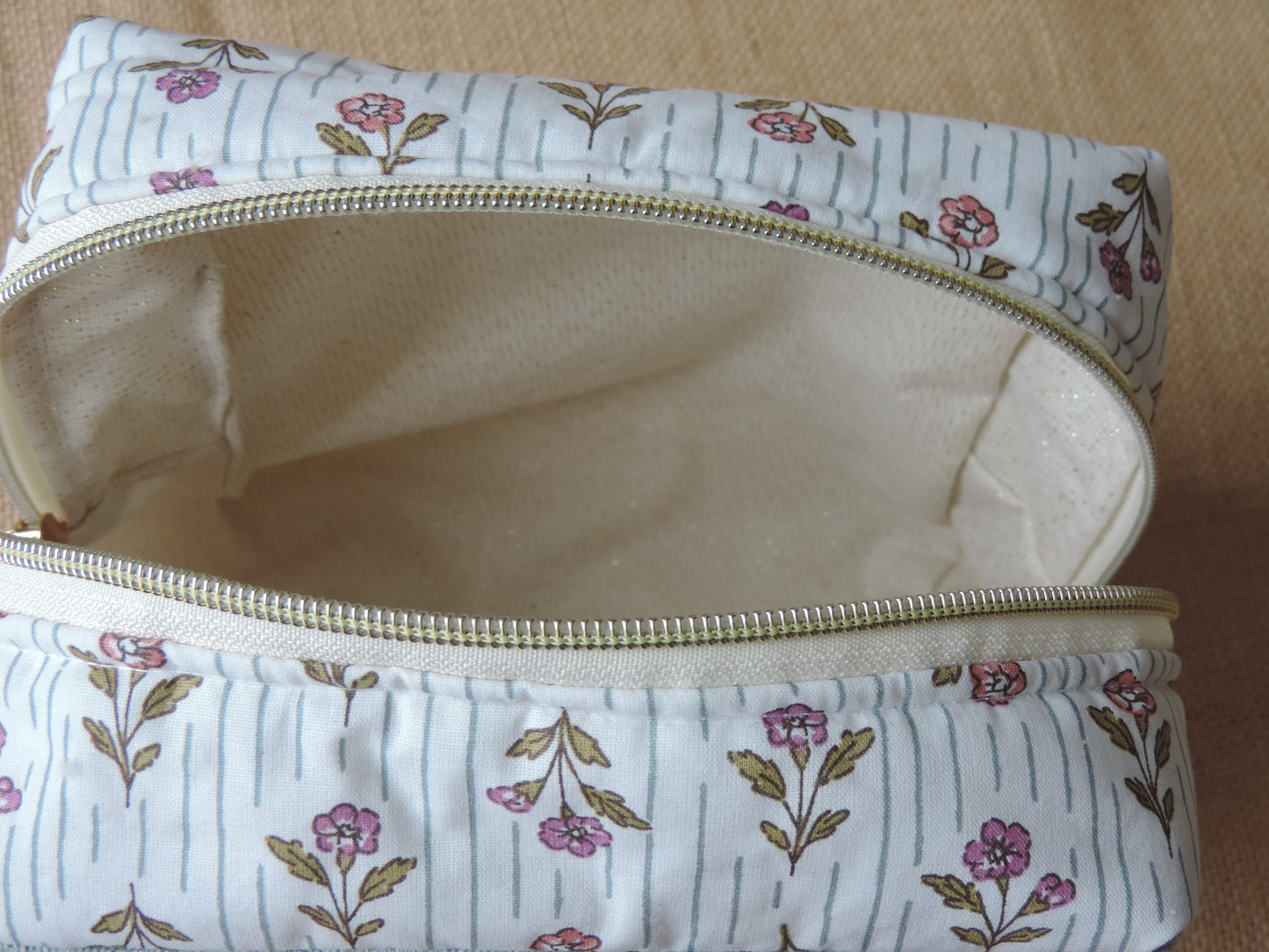 Joli trousse de toilette, intérieur enduit